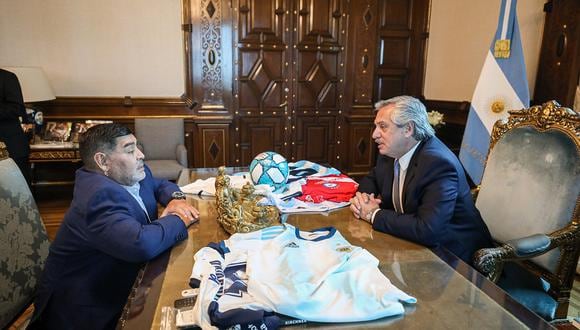 Diego Maradona visitó al presidente argentino Alberto Fernández en la casa Rosada. (Foto: Presidencia Argentina)