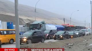 Panamericana Sur: gran congestión vehicular tras volcadura de tráiler con mercancía