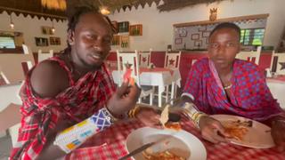 Hombres de tribu nómada sorprenden con hilarante reacción tras probar pizza por primera vez