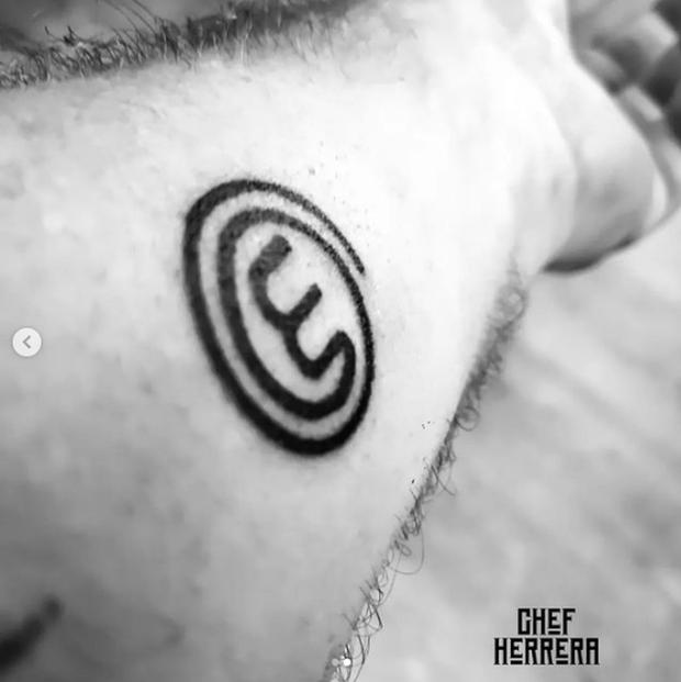 The gastronomic specialist tattooed the Master Chef logo to show that it meant something very important in his life (Photo: Chef Herrera / Instagram)