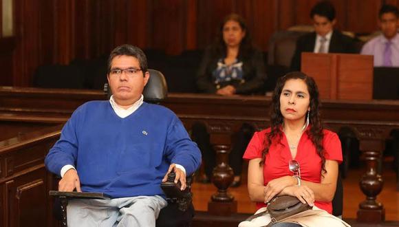 EN DUPLA. Urtecho y su esposa obligaron a los trabajadores a entregarles sus tarjetas bancarias. Gonzales hizo los retiros de dinero. (Foto: Poder Judicial)