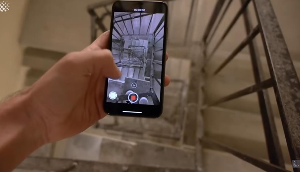 Dejó caer 30 pisos su costoso smartphone y sorprendió a todos con el resultado. El video es viral en YouTube. (TechRax)