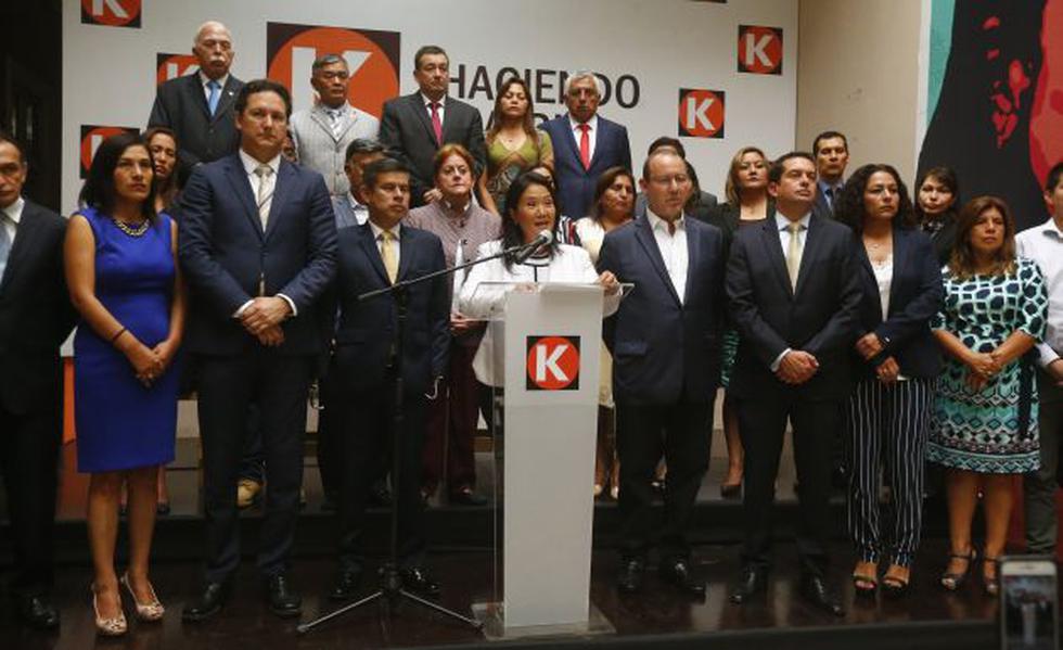 Keiko Fujimori, lideresa de Fuerza Popular, junto a los miembros de su bancada en una conferencia de prensa. (Perú21)