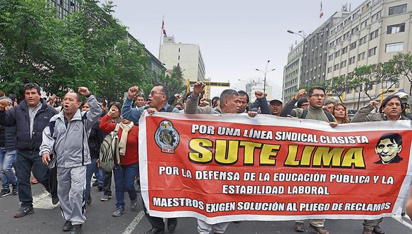 SIN RESPALDO. Castillo y un reducido grupo de docentes marcharon por las calles del Centro de Lima. Protesta tuvo poca acogida. (USI)
