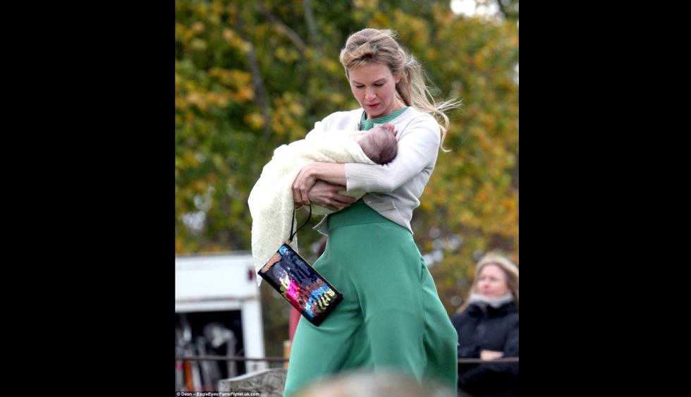 'Bridget Jones': Aparecen primera imágenes de Renée Zellweger filmando escenas con su 'hijo'. (Daily Mail)