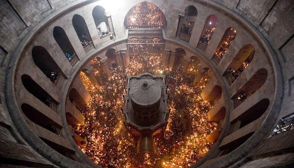 Miles de peregrinos participaron con fervor a la tradicional ceremonia del Fuego Sagrado de la Pascua ortodoxa en la basílica del Santo Sepulcro en Jerusalén. (EFE)
