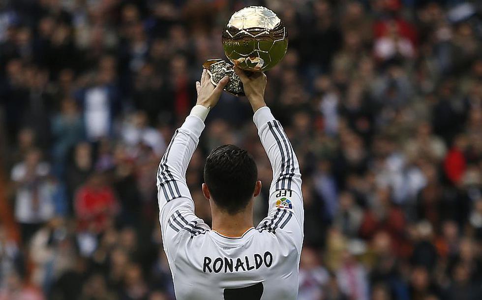 Cristiano Ronaldo, delantero del Real Madrid, ofreció hoy su Balón de Oro al público del estadio Santiago Bernabéu. (AP)