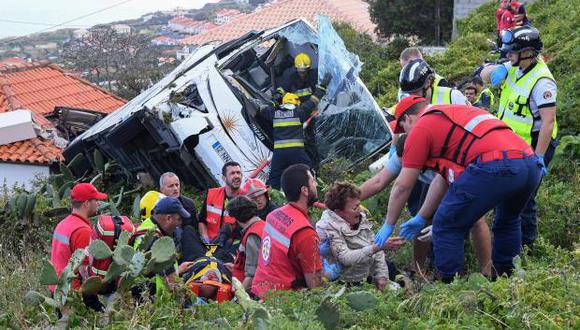 Los bomberos ayudan a las víctimas de un autobús turístico que se estrelló el 17 de abril de 2019 en Caniço, en la isla portuguesa de Madeira. (Foto: AFP)