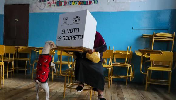 Ecuatorianos acuden a las urnas. (Foto: EFE/ José Jácome)