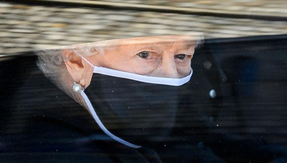 La reina Isabel II tuvo presente el recuerdo del duque de Edimburgo en su funeral con algunos detalles. (Foto de LEON NEAL / varias fuentes / AFP)