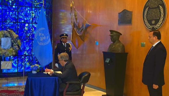Antonio Guterres firmó el libro de condolencias abierto en la sede de la ONU tras el fallecimiento de Javier Pérez de Cuéllar. (Foto: @PeruEnLaONU)