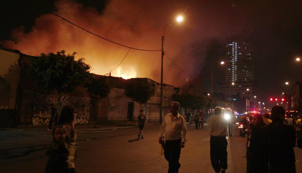 Un incendio de grandes proporciones se produjo anoche en la cuadra tres del jirón Roosevelt, en el Cercado de Lima. (Nancy Dueñas)