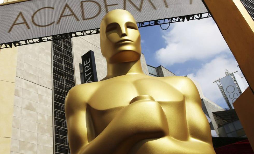 Un estatua del Oscar a la entrada del Teatro Dolby. (AP)