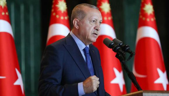 "Actúas [Estados Unidos] por un lado como socio estratégico, pero por otro disparas balas al pie de tu socio estratégico", dijo Erdogan en una conferencia en la capital, Ankara.  (Foto: AFP)