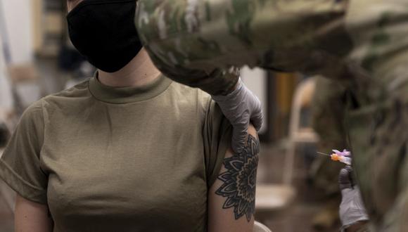 Un miembro del servicio de las Fuerzas de Corea de los Estados Unidos recibe la primera ronda de la vacuna Moderna en la Base Aérea de Osan, al sur de Seúl. (HANDOUT / US FORCES KOREA / AFP).