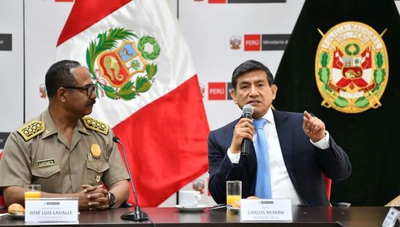 El ministro del Interior, Carlos Morán, participó en una actividad de reconocimiento a los policías que arriesgaron su vida en la lucha contra la delincuencia. (Difusión)
