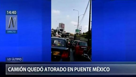 Esta tarde, un camión quedó atascado en el puente México de la Vía Expresa de Paseo de la República. (Video: Canal N)