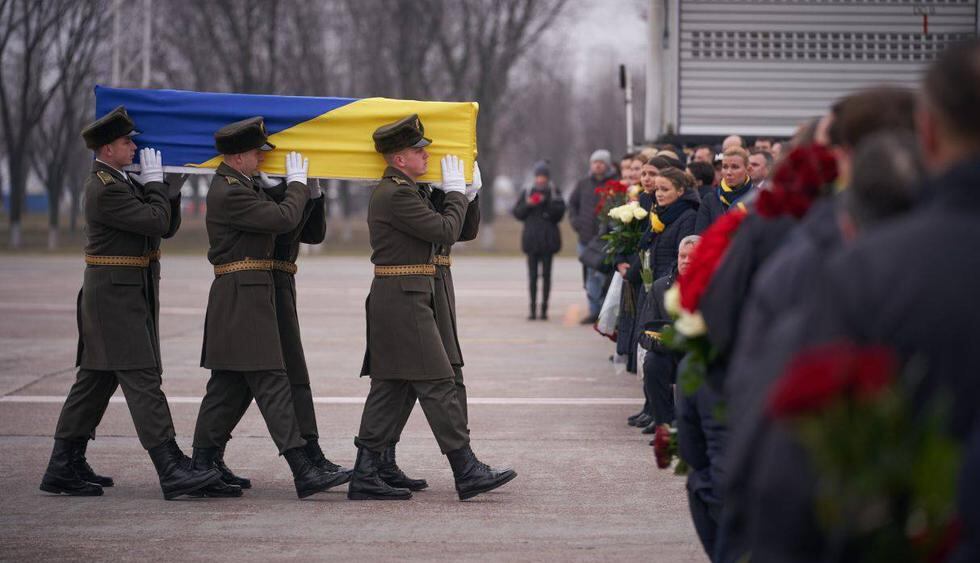 El presidente Volodymyr Zelensky llegó vestido de ropa oscura y puso flores en los ataúdes de los nueve tripulantes. (Foto: AFP)