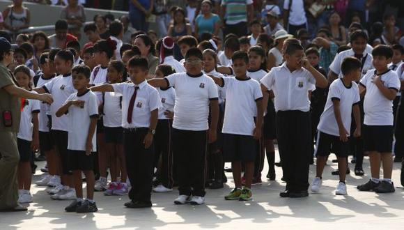 Ministerio de Educación prohibirá las ceremonias de formación escolar al aire libre para evitar la exposición de los niños al sol. (Perú21)