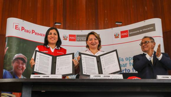 El convenio fue firmado por la ministra de Educación, Flor Pablo, y de la Producción, Rocío Barrios. (Produce)