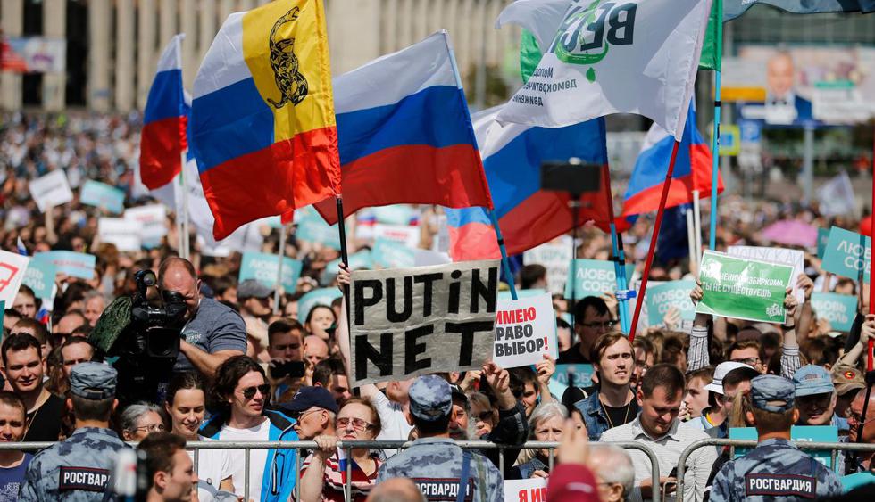 Rusos protestan contra la negativa de registrar a candidatos de la oposición. (Foto: AFP)