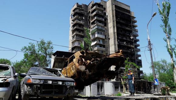 El personal de emergencias ruso limpia los escombros de un edificio en la ciudad de Mariupol el 2 de junio de 2022, en medio de la acción militar rusa en curso en Ucrania. (Foto de STRINGER / AFP)
