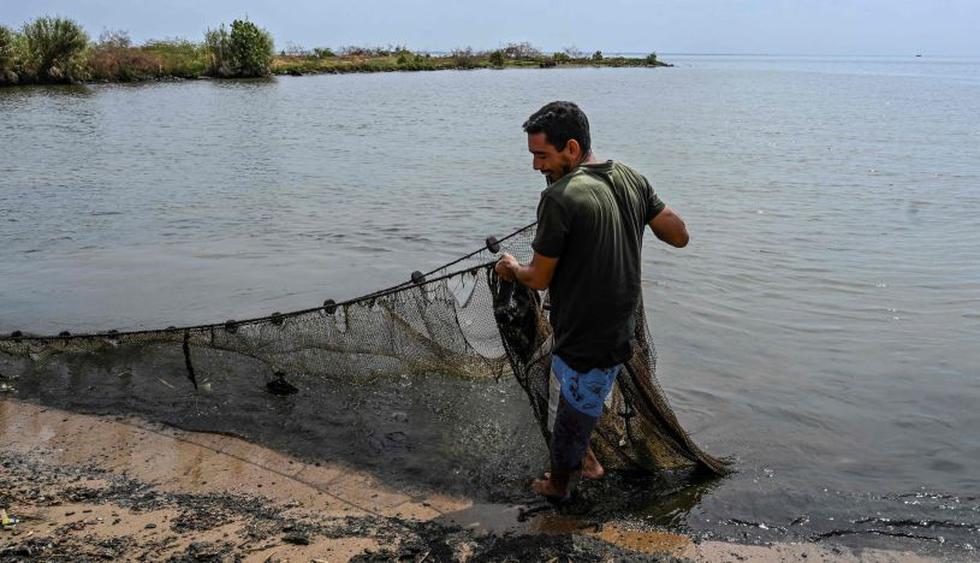El desafío de algunos para comer en Venezuela: aprender a pescar y