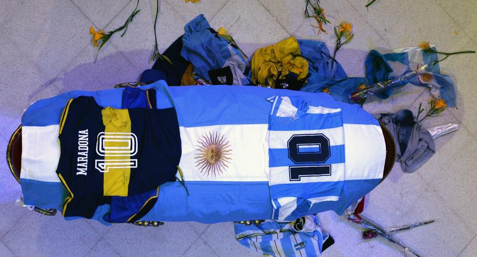 El ataúd de Diego Maradona lleno de camisetas obsequiadas por los hinchas que fueron a despedirlo. (Foto: AP)