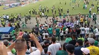 Barristas del Deportivo Cali se meten al campo para agredir a los jugadores por nueva derrota