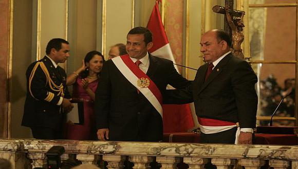 Daniel Lozada Casapía se saluda con el mandatario tras jurar el  cargo. (Perú21)