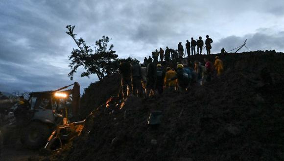 Rescatistas buscan víctimas después de un deslizamiento de tierra en Rosas, Cauca. La agencia nacional de gestión de riesgos atribuyó el alud a las fuertes lluvias de las últimas semanas. (Foto referencial: AFP)