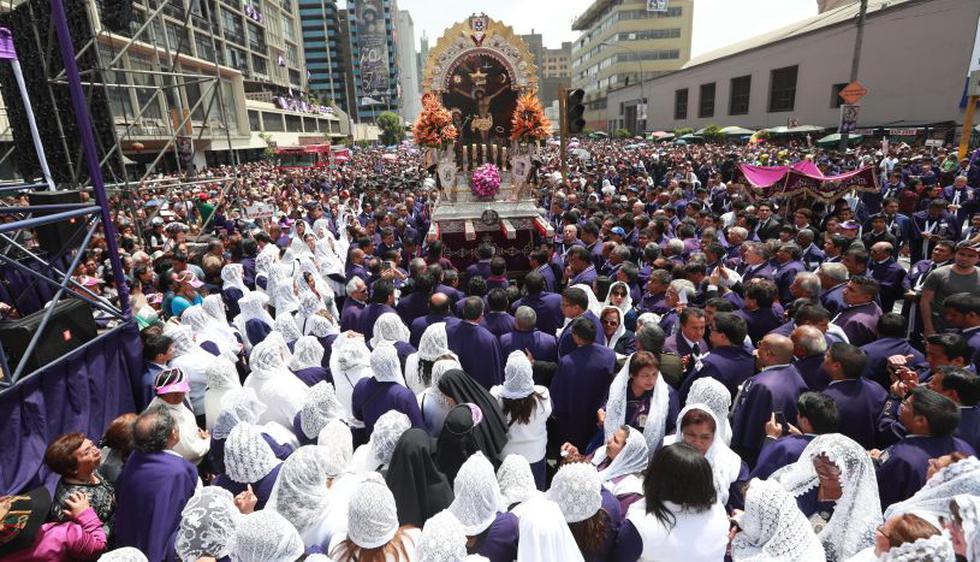 La procesión del Señor de los Milagros congrega gran cantidad de gente en sus recorridos. (El Comercio)