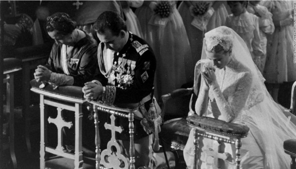 Grace Kelly y El Príncipe Rainiero arrodillados durante su lujosa boda celebrada en la catedral de San Nicolás de Mónaco, en 1956. (CNN)