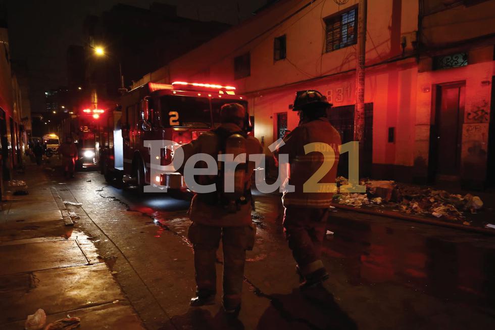 Incendio se registra en jirón Puno, junto a Banco de la Nación. (Piko Tamashiro / Perú21)