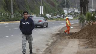 Peatones se ven obligados a caminar en autopista por obras en la Costa Verde