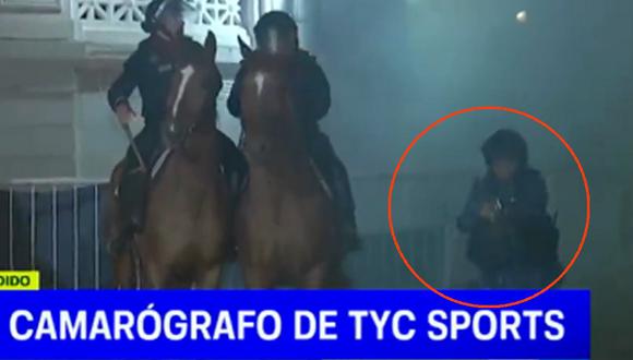 Momento en que un policía le dispara al camarógrafo Fernando Rivero. (Foto: Twitter @TyCSports)