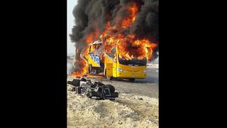 Bus de la orquesta Agua Azul se incendia en la Panamericana Sur en Ica [VIDEO]