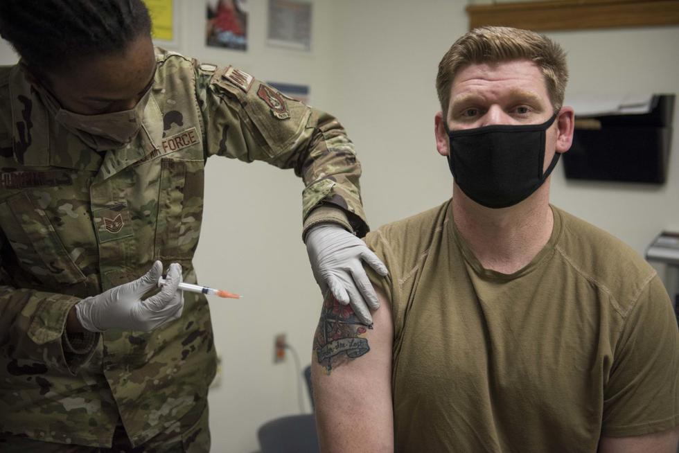 Las Fuerzas Estadounidenses en Corea (USFK) comenzaron a administrar este martes por primera vez vacunas contra el <b>coronavirus</b> a su personal desplegado en el país asiático. (Texto y foto: EFE).