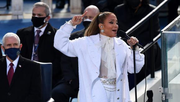 La cantante y actriz Jennifer Lopez entonó la canción "This Land Is Your Land" en las escalinatas de la fachada oeste del Capitolio de Estados Unidos. (Foto: AFP)