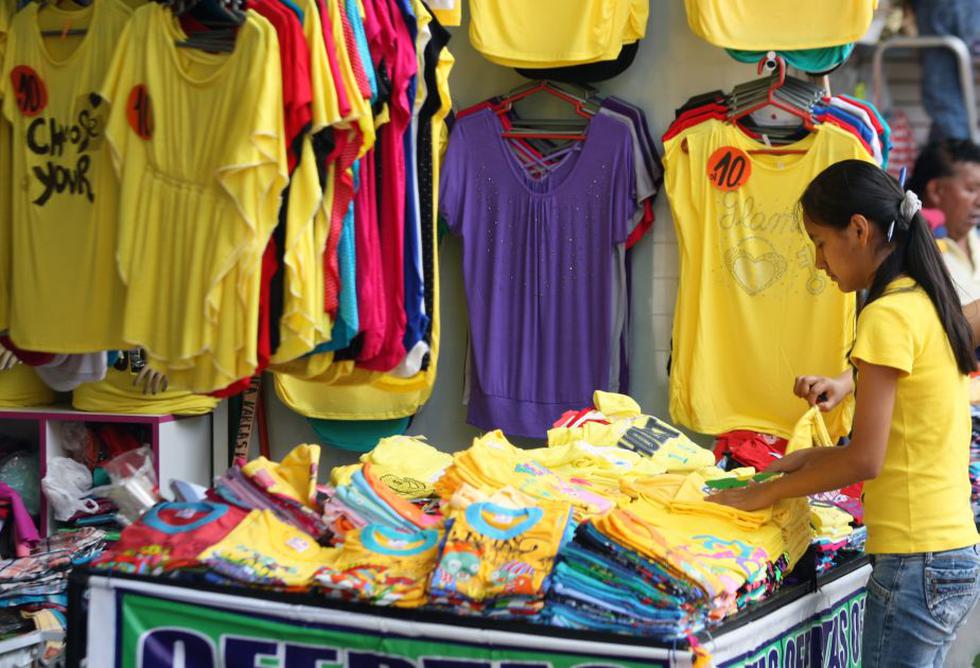 Las prendas de color amarillo inundan los mercados de todo el país. (Andina)