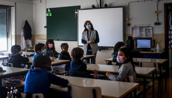 Una maestra habla con sus alumnos en la escuela Condes da Lousa, en Amadora, en las afueras de Lisboa. (Foto: PATRICIA DE MELO MOREIRA / AFP)
