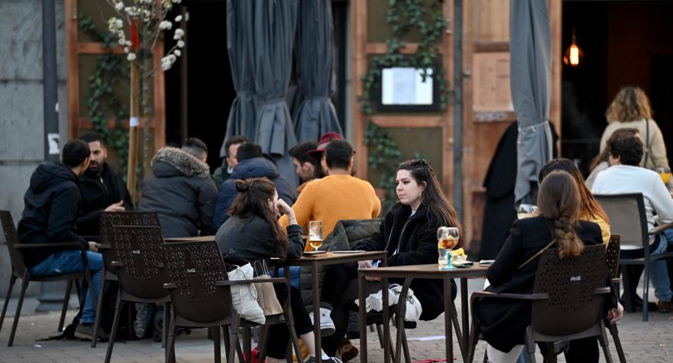 La gente se sienta en la terraza de un bar en Madrid el 12 de marzo de 2021. (Foto de Gabriel BOUYS / AFP).