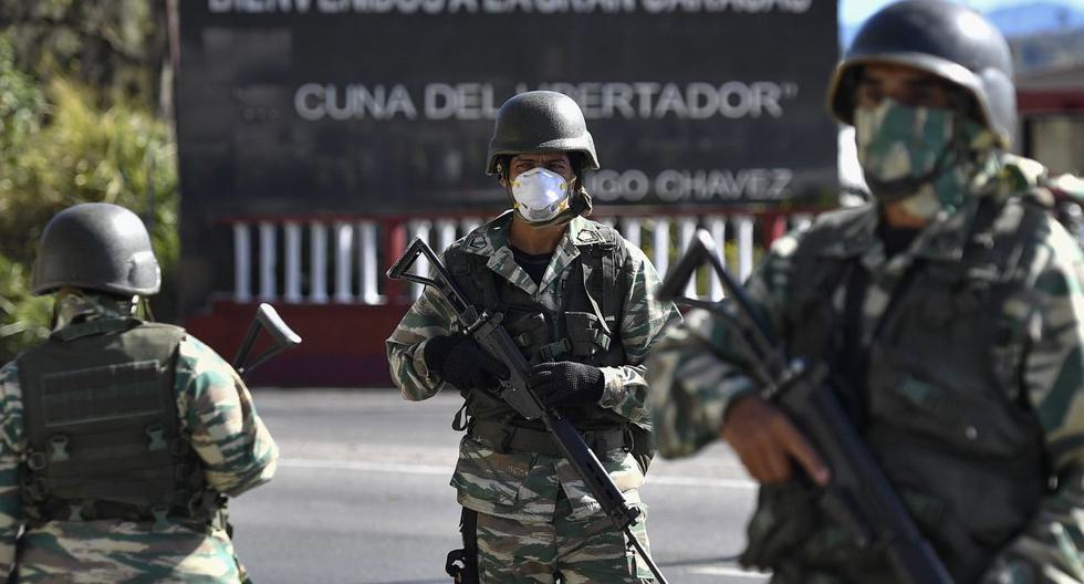 Miembro del ejército venezolano participa de un simulacro el 15 de marzo de 2020 para bloquear el acceso a la capital de Venezuela por la propagación del coronavirus. (AP).