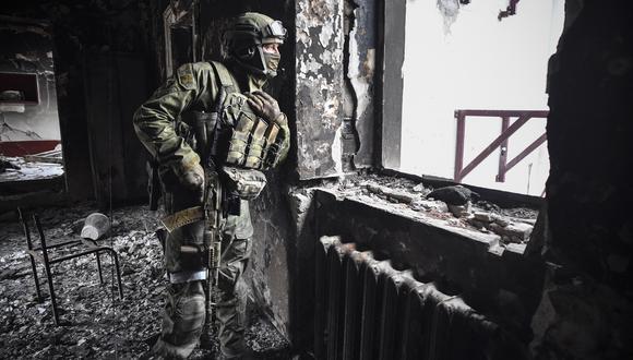 Un soldado ruso patrulla en el teatro dramático de Mariupol. (Foto de Alexander NEMENOV / AFP)