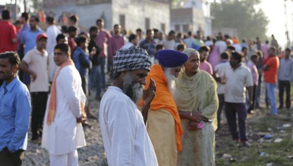 Las víctimas estaban celebrando muy cerca de las vías uno de los momentos culmen de la festividad hindú de Dussehra. (Foto: EFE)