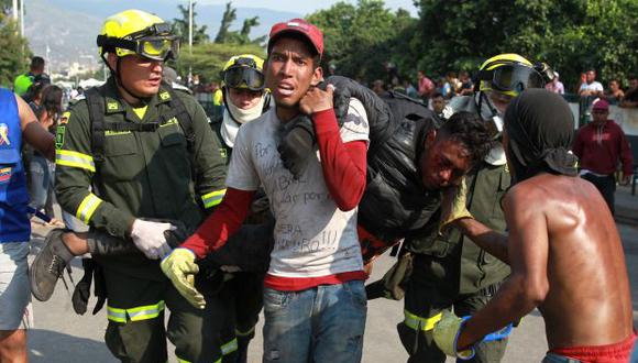 Un herido es socorrido durante los enfrentamientos con la Guardia Nacional Bolivariana, este lunes, en el puente Simón Bolívar, principal paso fronterizo entre Colombia y Venezuela, en Cúcuta. (Foto referencial: EFE)
