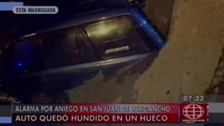 San Juan de Lurigancho: Automóvil se hundió en hueco formado por un aniego [Video]