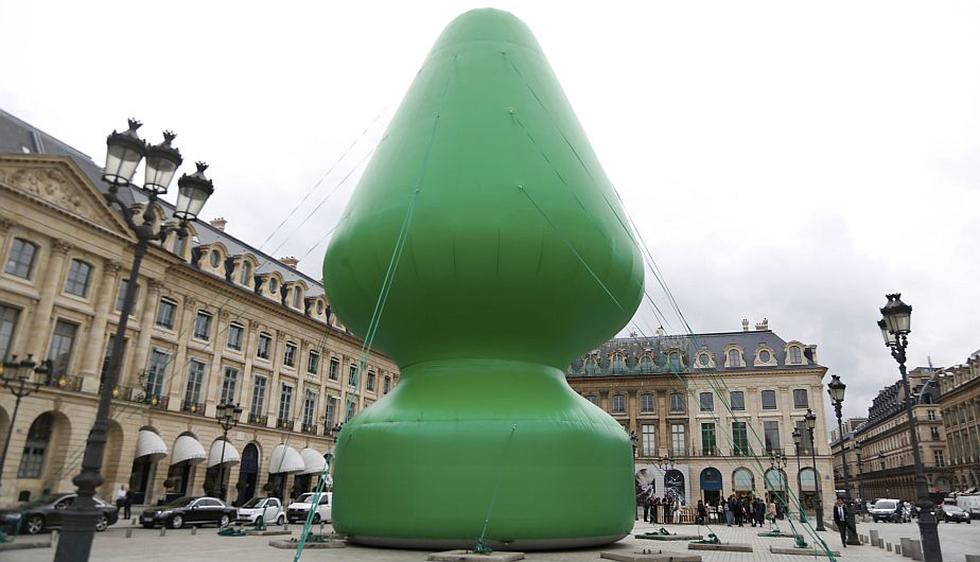 El artista estadounidense Paul McCarthy decidió retirar su obra Tree del centro de París por la polémica que desató. (Reuters)
