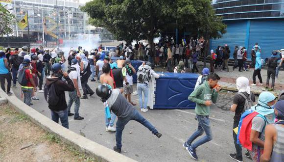 Manifestantes se enfrentan al Policía Nacional Bolivariana durante una protesta contra el presidente de Venezuela, Nicolás Maduro. (Foto: EFE)