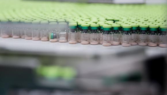 Vista de viales en una línea de empaque en la fábrica de la farmacéutica GlaxoSmithKline (GSK) donde se produciría la vacuna COVID-19 CureVac. (Foto: Kenzo TRIBOUILLARD / AFP)